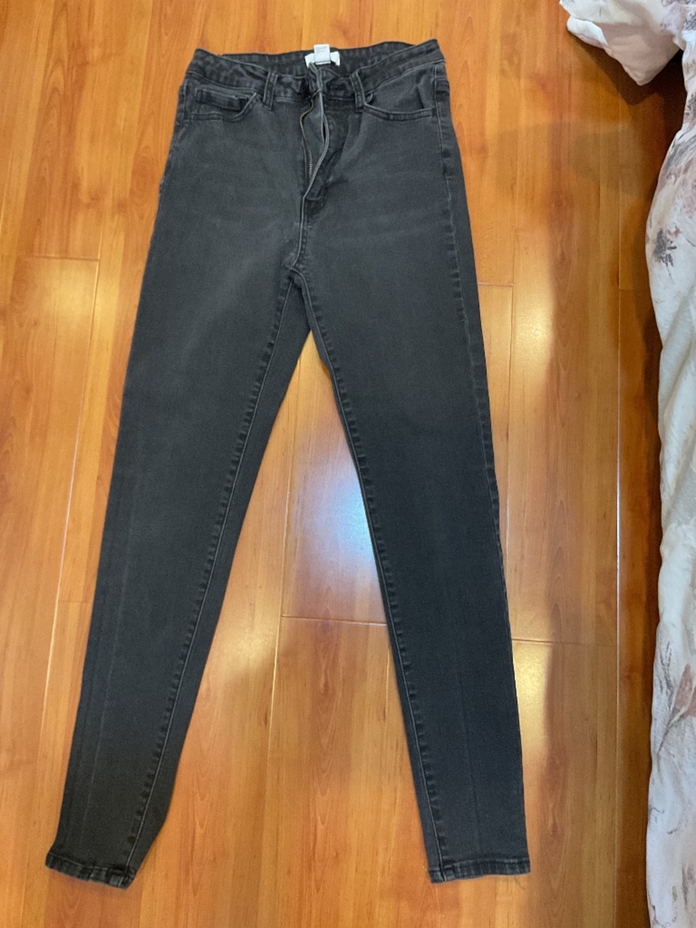 Black forever 21 skinny jeans size 28